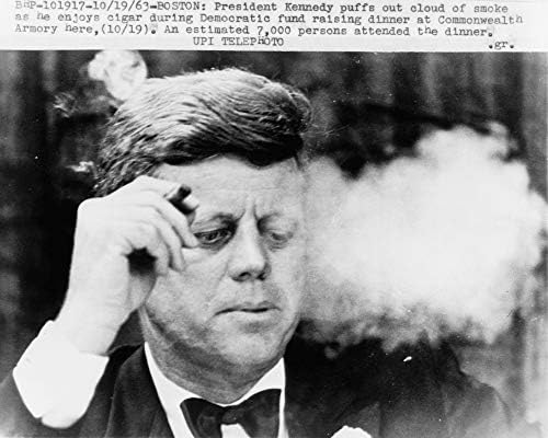 תצלומים אינסופיים 1963 צילום: הנשיא ג'ון פ. קנדי, מעשן סיגר קטן | התרמה דמוקרטית | בוסטון | רביית צילום וינטג '